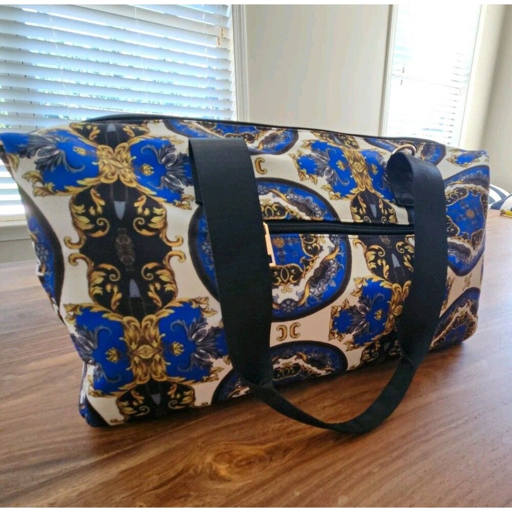 ​Alice + Olivia NWOT Baroque Medallion Duffle Travel Bag Stace Face Zipper Blue